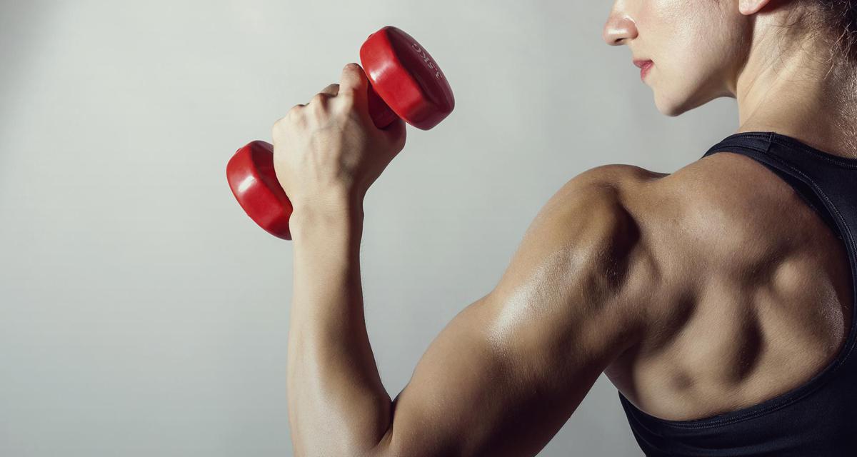 Las mejores clases grupales para la construcción de músculo en mujeres